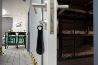 Хостелы Хостел 128 Минск Спальное место на двухъярусной кровати в общем номере для мужчин и женщин-7