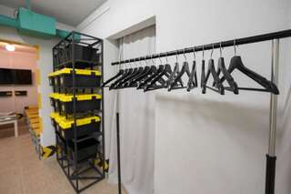 Хостелы Хостел 128 Минск Спальное место на двухъярусной кровати в общем номере для мужчин-6